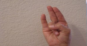 Это работает. Подержите руку в этой позиции и Вы не поверите, что последует за этим